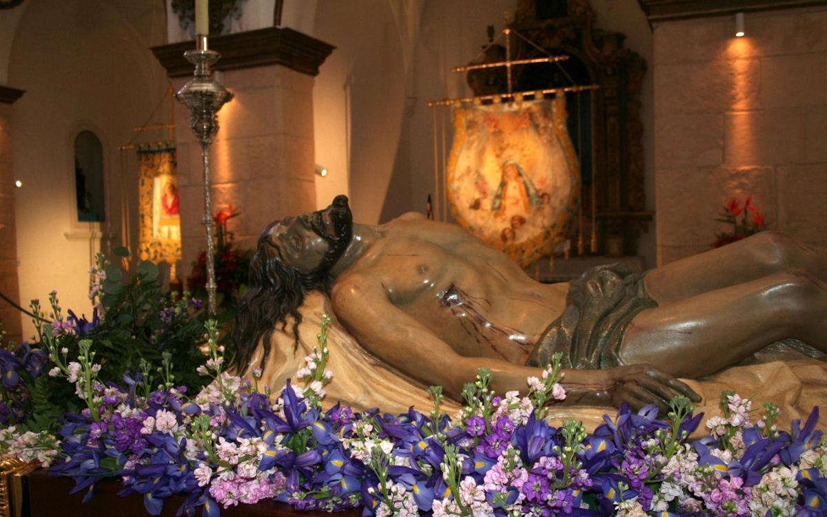 El Cristo de la Buena Muerte, titular de la Hermandad de Labradores, Paso Azul, en la iglesia de San Francisco, esta Semana Santa.