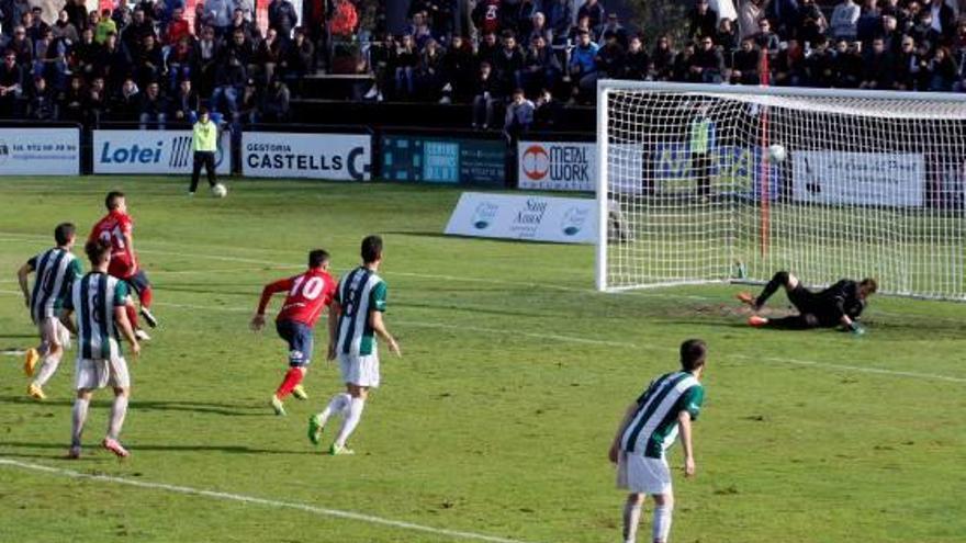 Hèctor Simon, des del punt de penal, en el moment de transformar el gol de l&#039;empat.