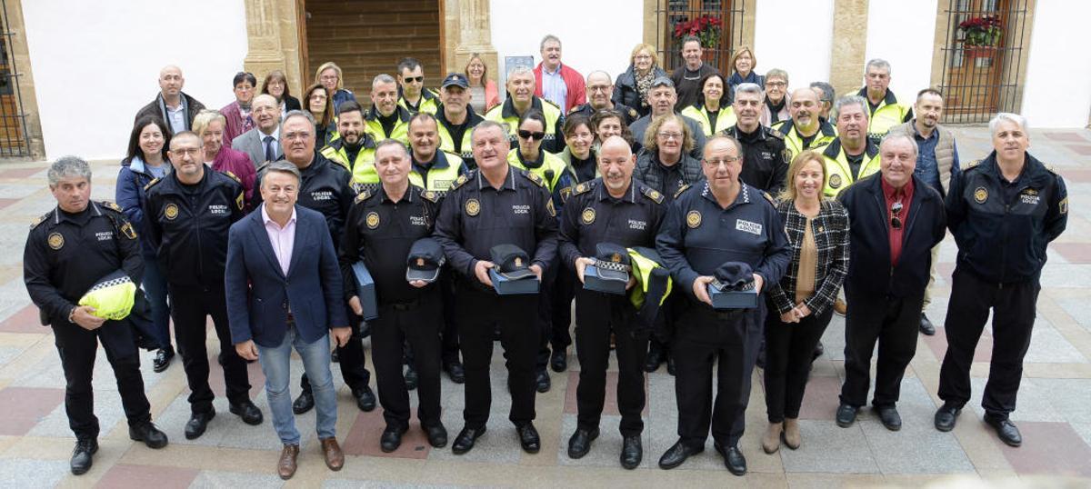 Emotiva despedida a cinco agentes de la Policía Local de Xàbia que se jubilan