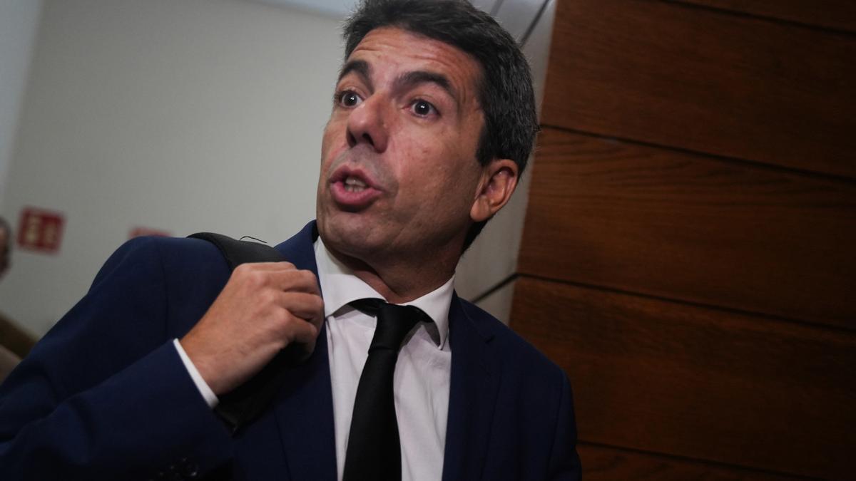 El 'president' de la Generalitat, Carlos Mazón, a su llegada a una sesión plenaria