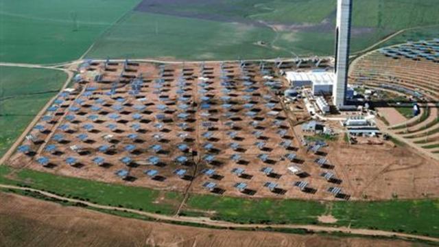 Vista aérea de la planta termosolar de Abengoa en Sanlucar la Mayor, Sevilla.