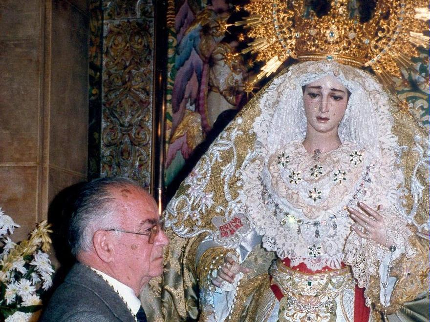 Martínez Cerrillo, el autor, junto a su Virgen de la Paz.