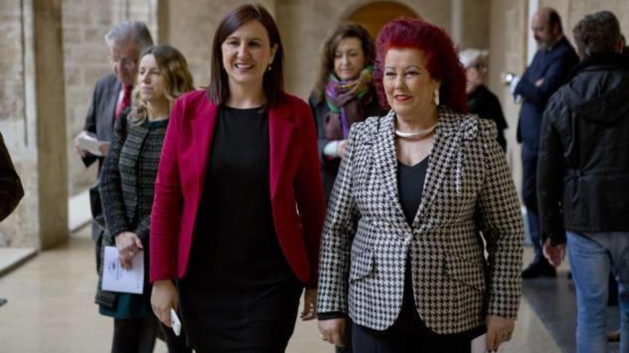 María José Catalá y Consuelo Ciscar, en el Centre del Carmen en febrero de 2015.