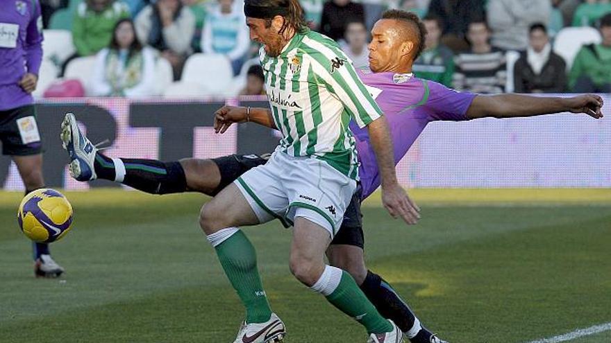 SE07. SEVILLA, 11/01/09.- El delantero argentino del Real Betis Balompié Mariano Pavone (i) y el defensa portugués del Málaga Club de Fútbol Hélder Rosario luchan por un balón durante el partido correspondiente a la decimooctava joranda de liga en primera división, disputado por Betis y Málaga esta tarde en el estadio Ruiz de Lopera de Sevilla.