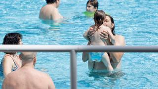 Primer día de piscinas en Zaragoza: "Con este calor, tenía muchas ganas de bañarme"