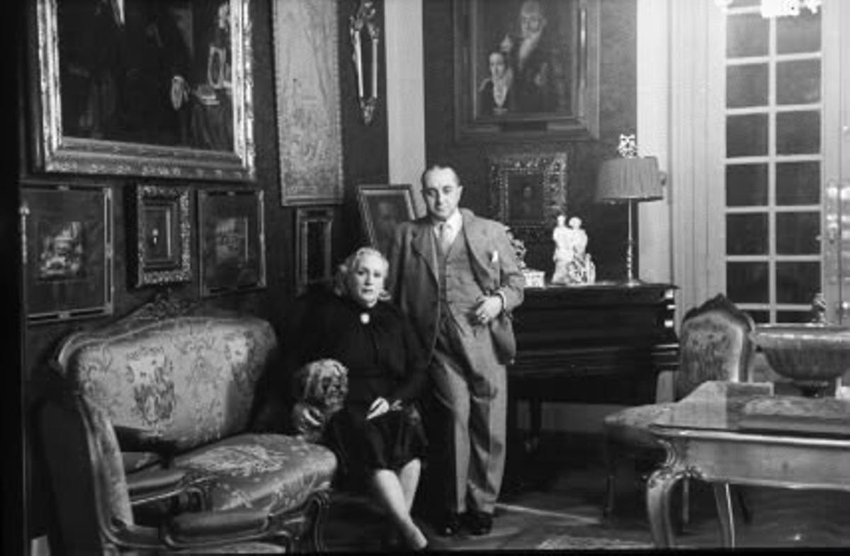 Àurea de Sarrà i el seu marit José Francés a la casa de Madrid, envoltats d'un munt d'obres d'art.