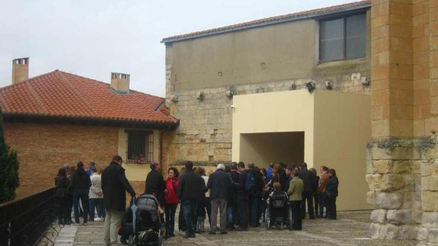 Turistas esperan en la cola para acceder a la exposición Aqva en la Colegiata de Toro.