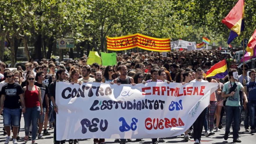 Varias personas sostienen una pancarta durante la manifestación en defensa de la educación pública.