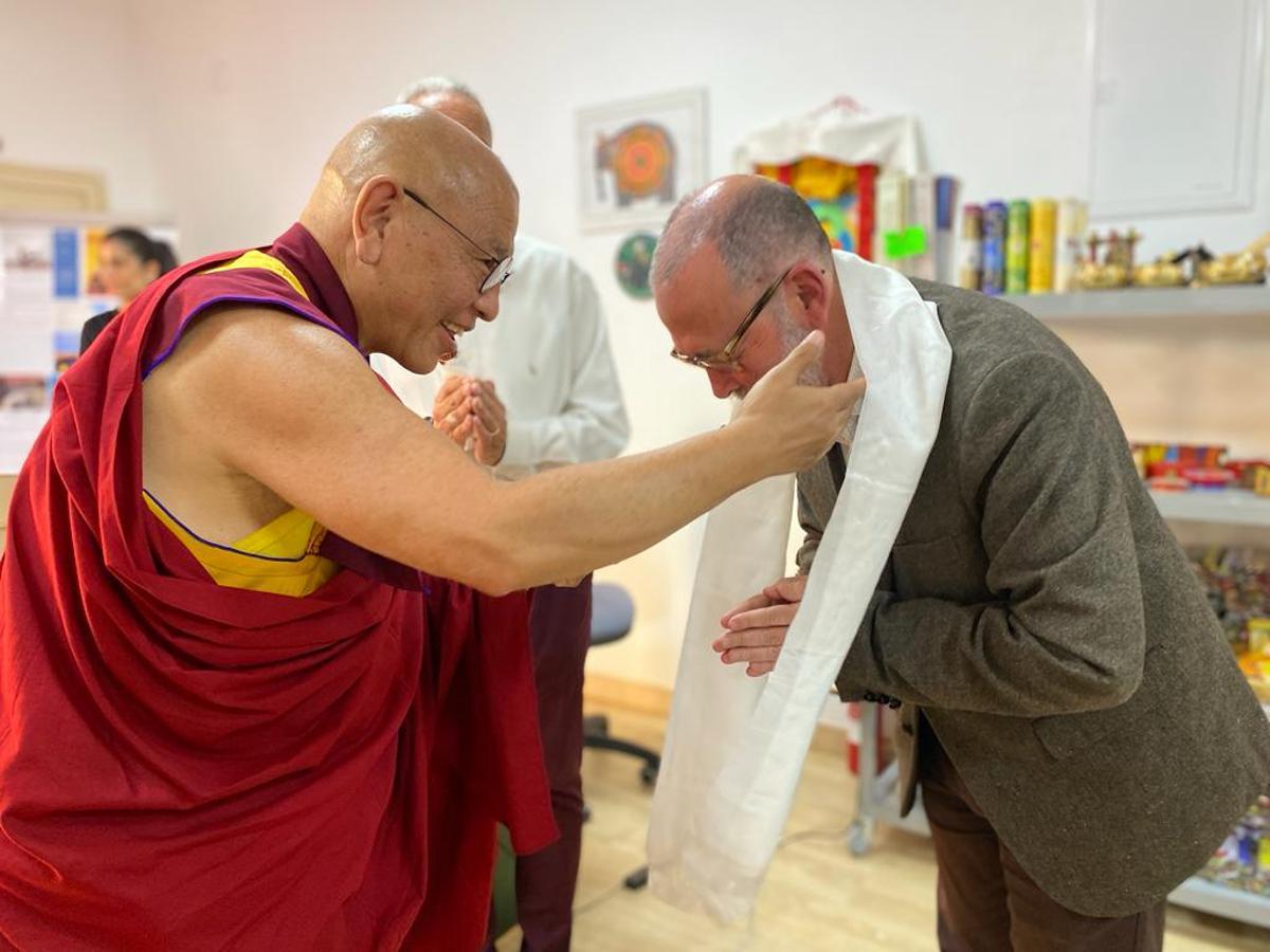 El lama coloca el pañuelo ceremonial al alcalde de El Campello.