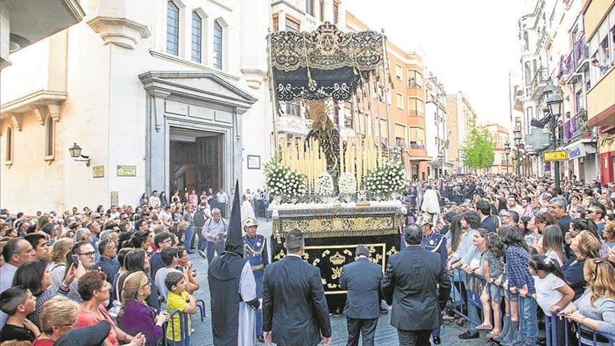 Miles de devotos arropan a la Soledad en el Casco Antiguo desde su ermita