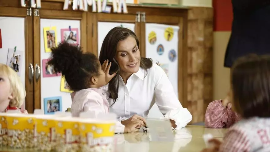 El momento más entrañable de la reina Letizia con una niña durante su regreso a su antiguo colegio