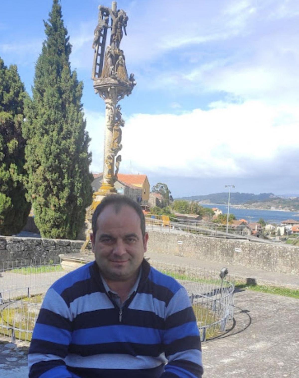 Anxo Coya, ante o Cruceiro do Hío.   | // FDV
