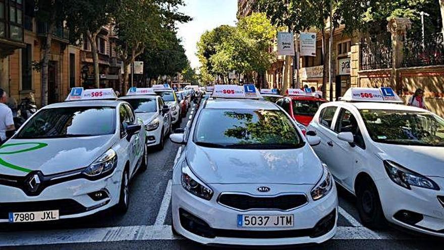 La marxa lenta de les empreses d&#039;autoescoles, ahir pel centre de la ciutat de Barcelona.