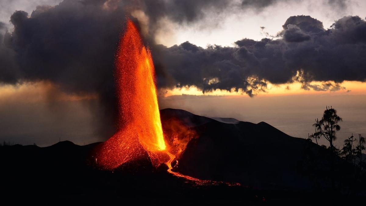 El volcán de La Palma durante una de sus fases eruptivas.