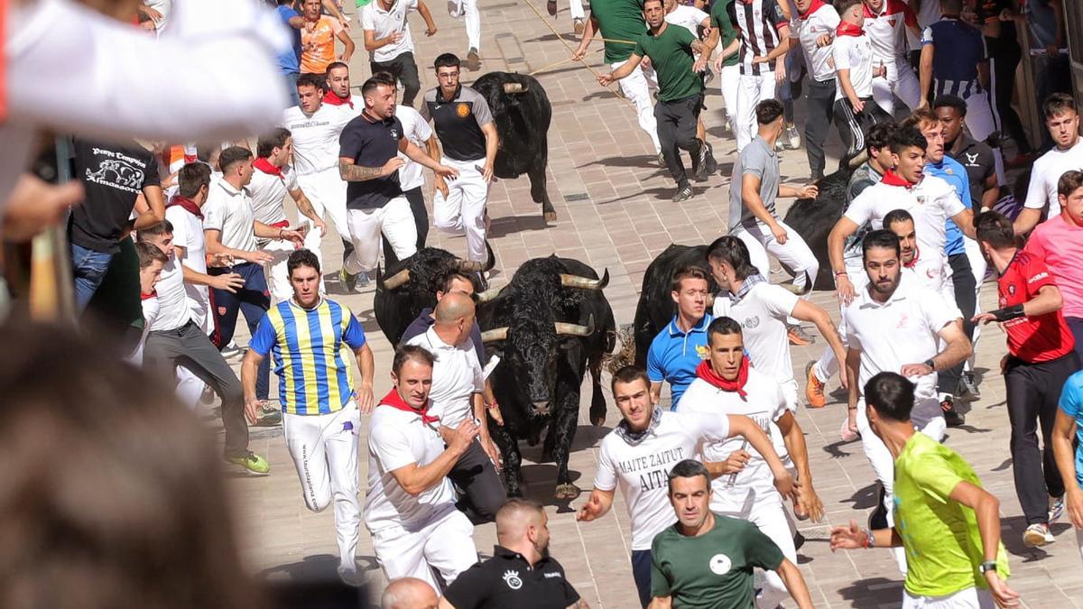 Vídeo: Susto en el encierro de este sábado en las fiestas del Roser de Almassora