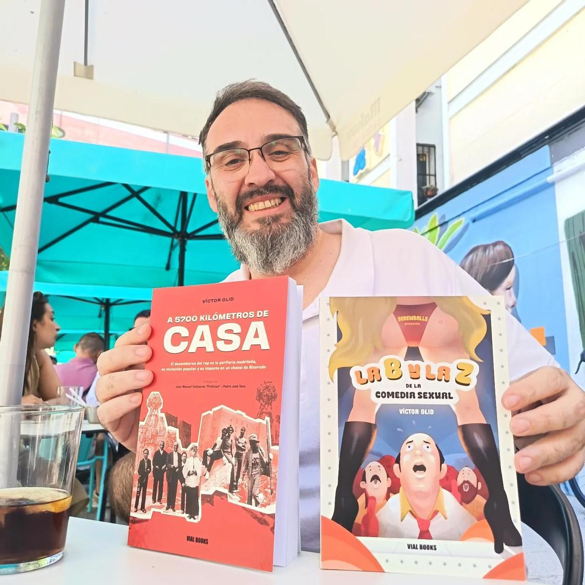 Víctor Olid, junto a sus últimos libros editados.