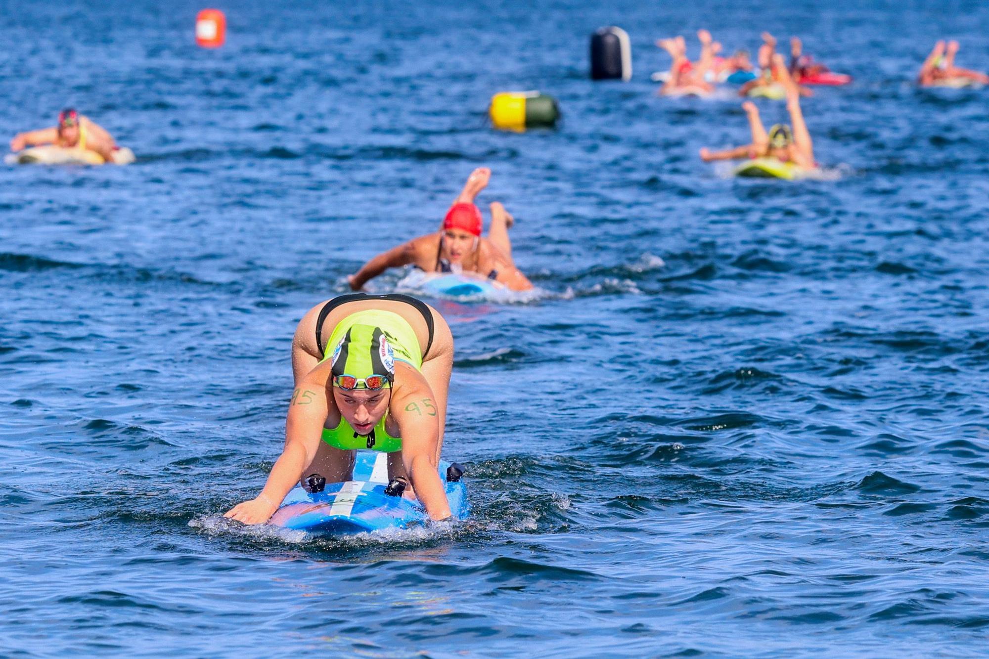 El salvamento llena de espectáculo deportivo la playa de A Concha