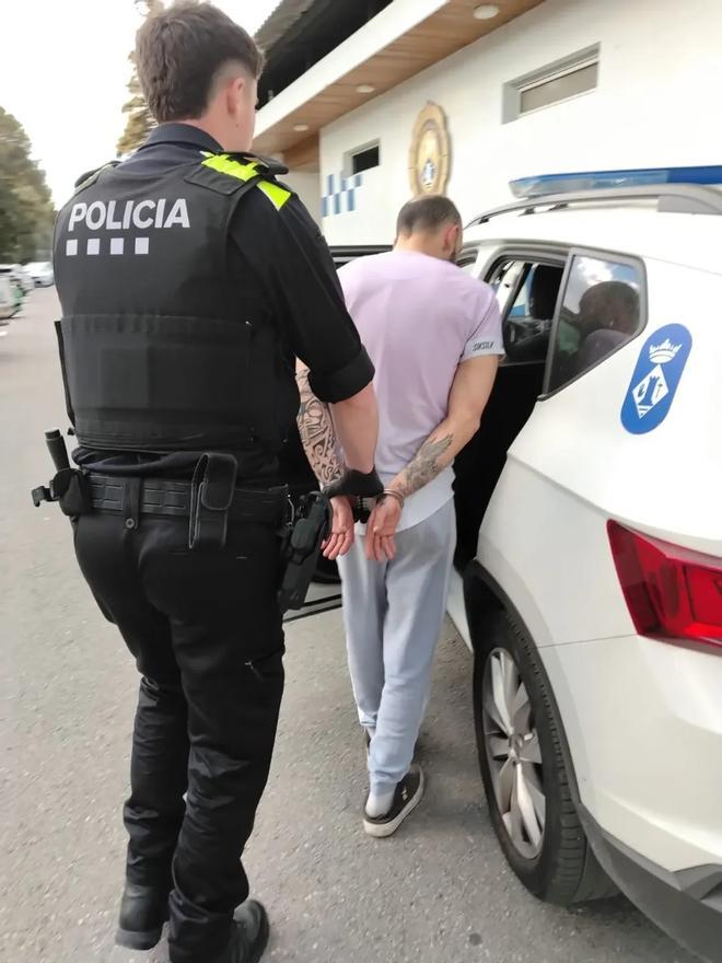 Moment que la Policia Local deté lhome per un delicte contra la salut pública