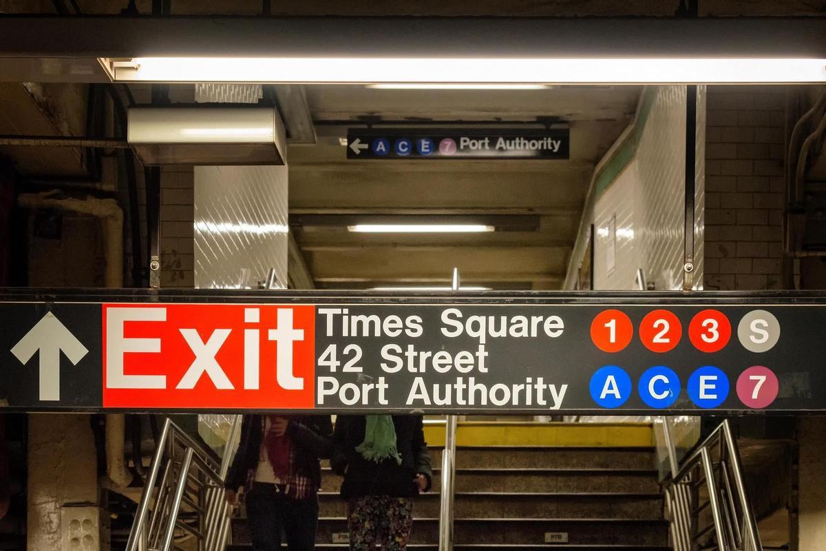 Letrero del metro de Times Square, en Estados Unidos.