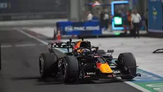 Verstappen, intratable en Singapur, con duro golpe para Alonso