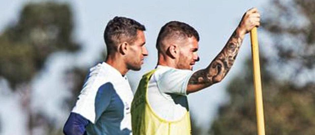 Hugo Mallo y Javi Galán, en un entrenamiento. // RCCV
