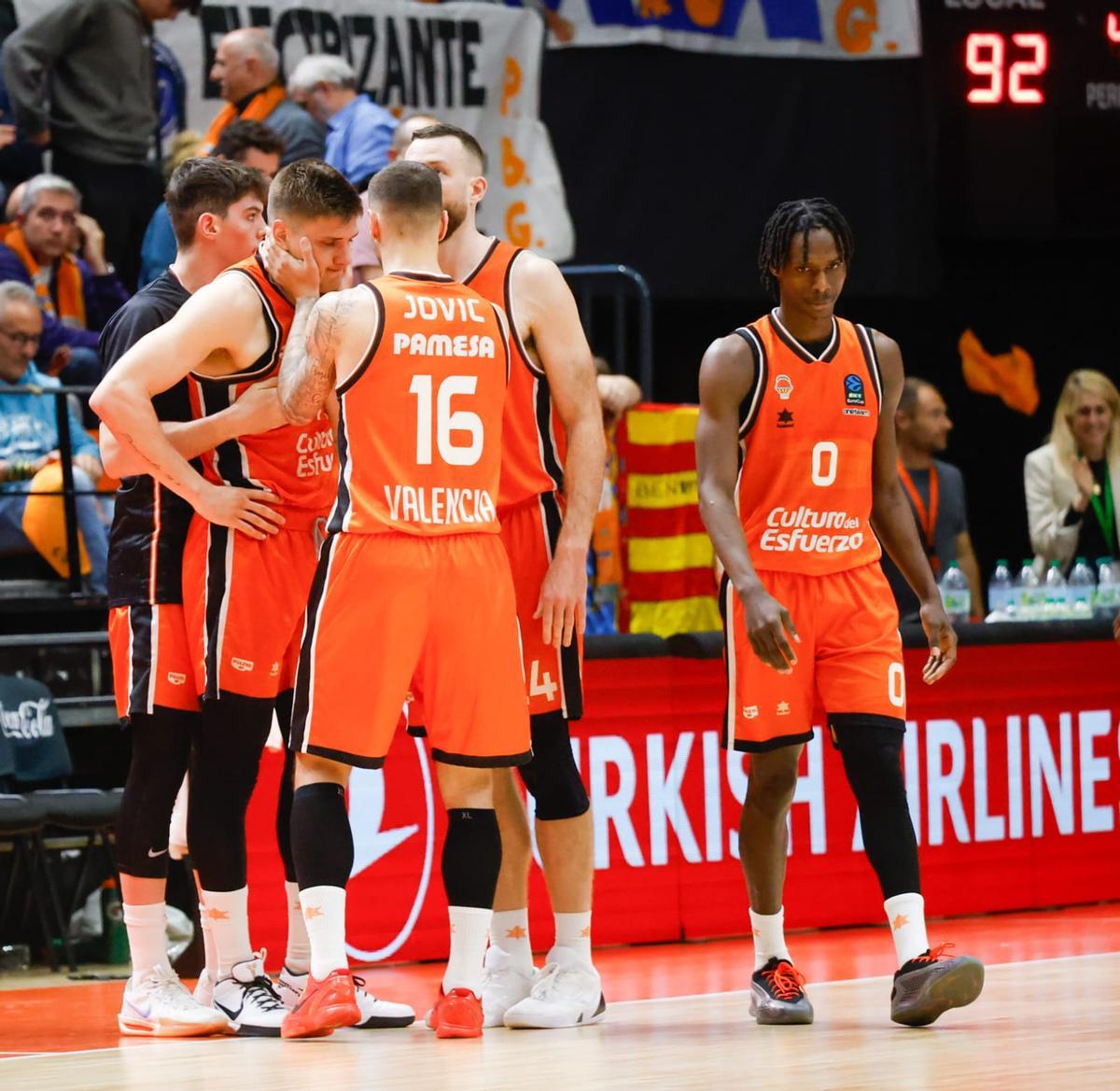 Incidentes en La Fonteta con los jugadores del Hapoel al final del partido