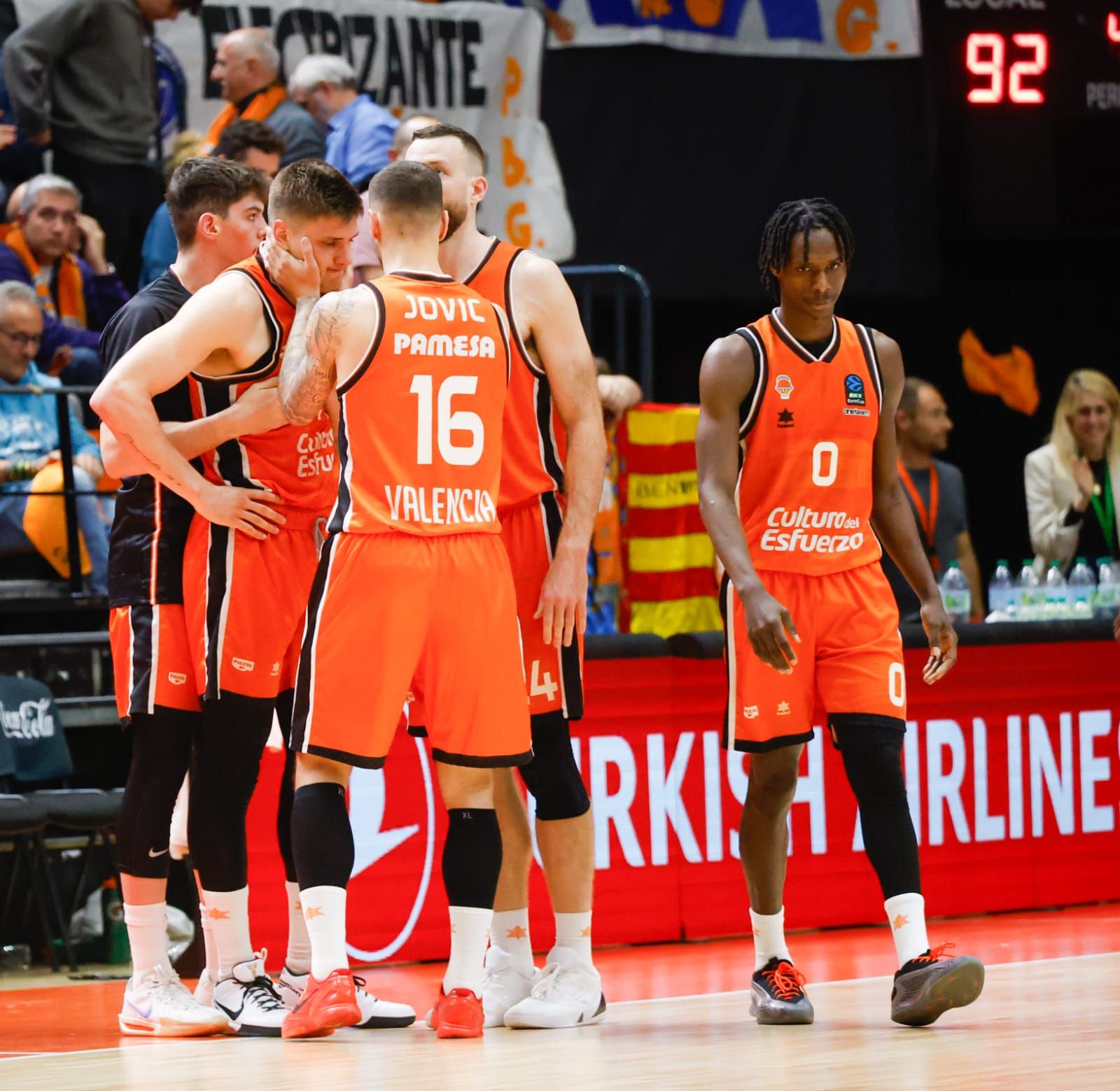 Incidentes en La Fonteta con los jugadores del Hapoel al final del partido