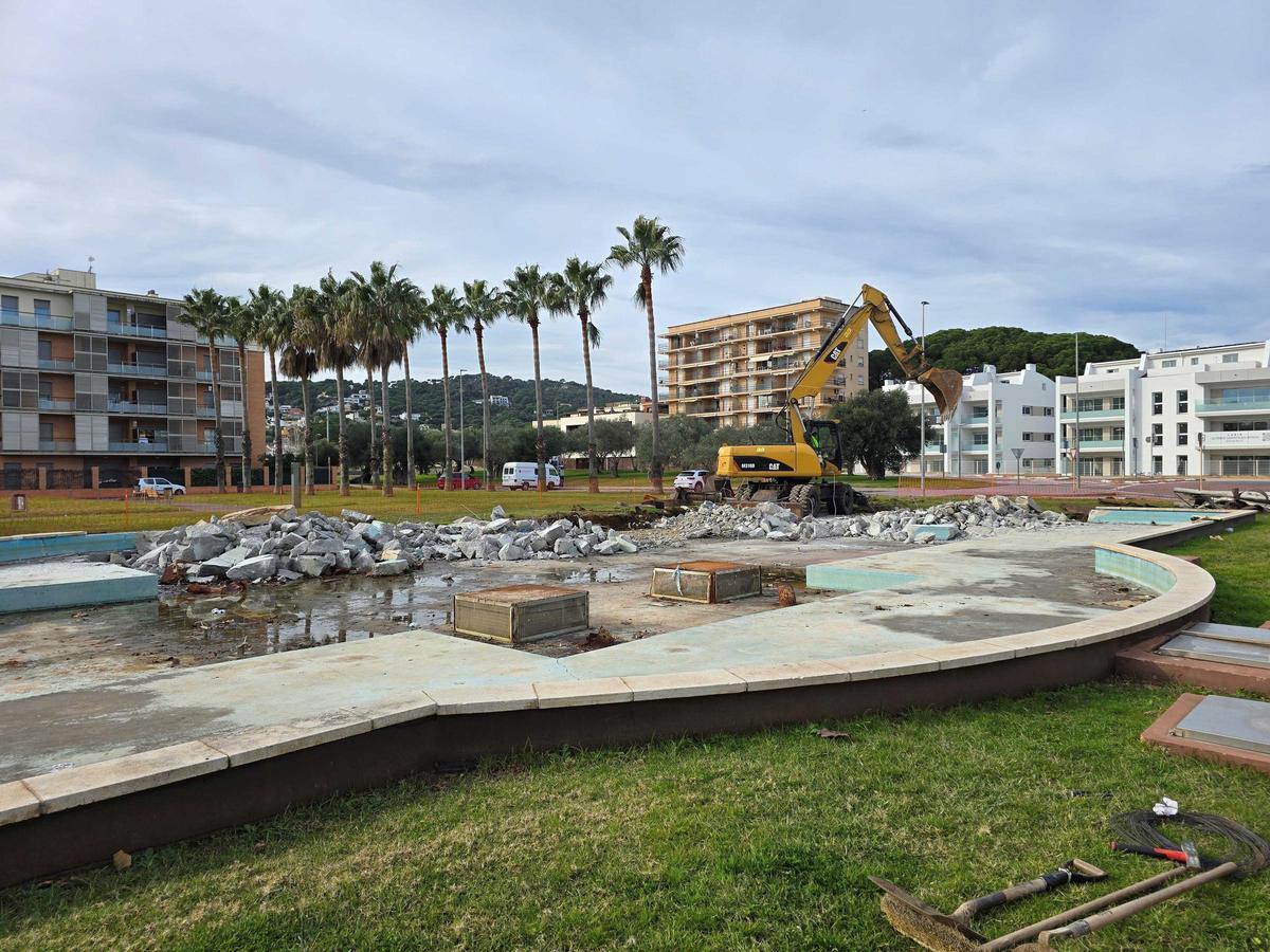 L'Ajuntament de Calonge i Sant Antoni transforma la font de la plaça d’Otívar en zona verda