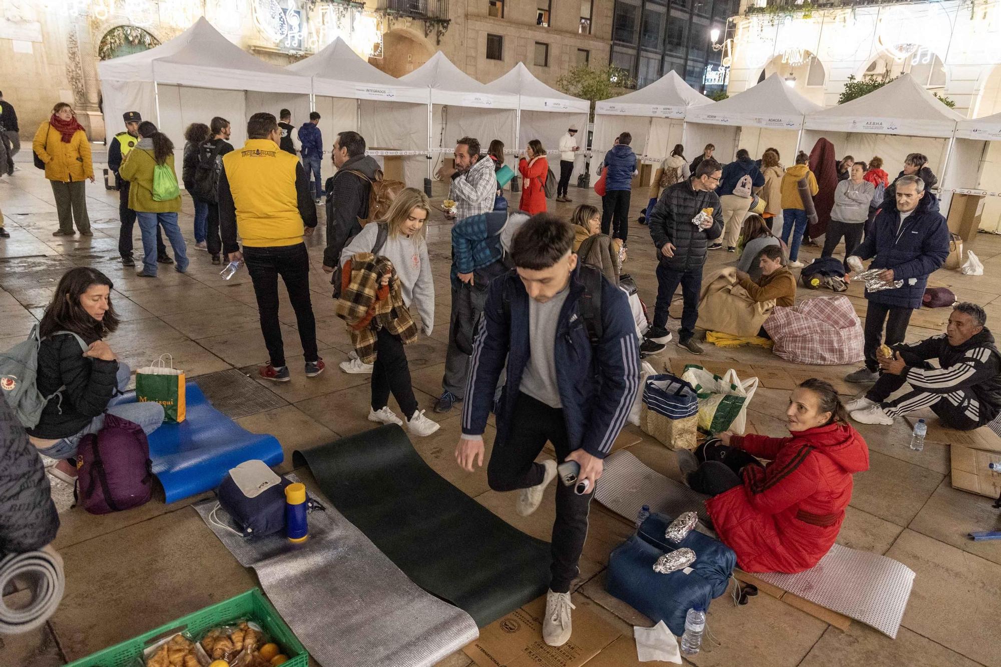 Acampada al raso en la Plaza del Ayuntamiento de Alicante en apoyo a las personas sin hogar