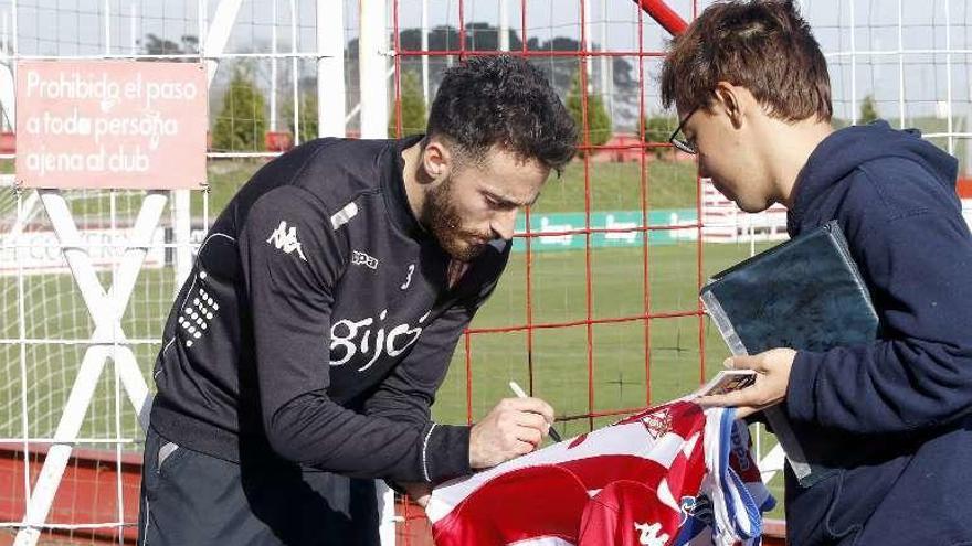 Álex Menéndez firma un autógrafo al aficionado japonés Rio.