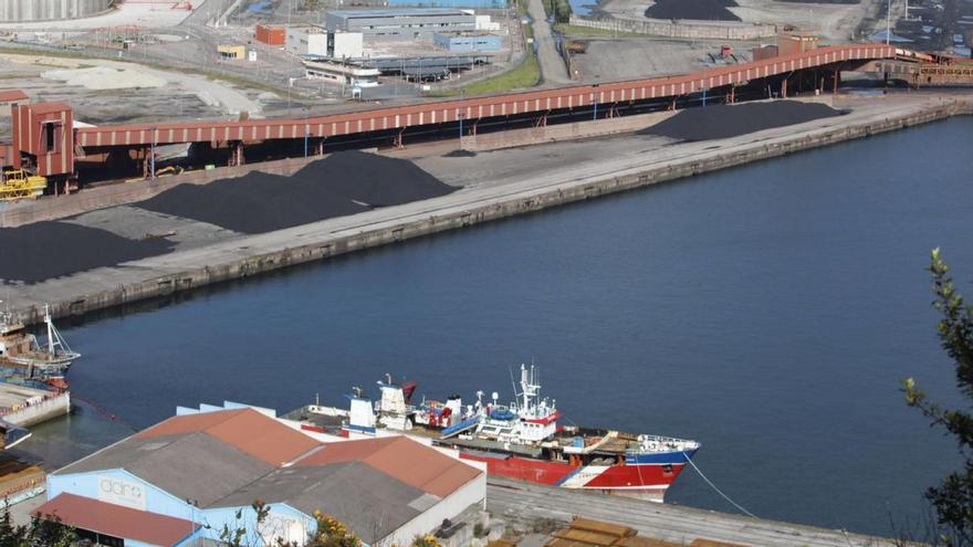 El “García del Cid”, en primer término, listo para el desguace en un muelle de Gijón.