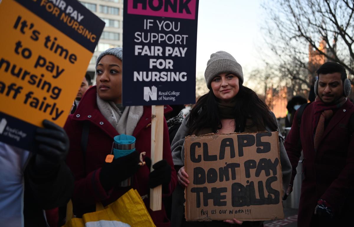 Enfermeras del sistema público de salud británico (NHS, por sus siglas en inglés), protestan frente al Hospital St. Thomas, en Londres.