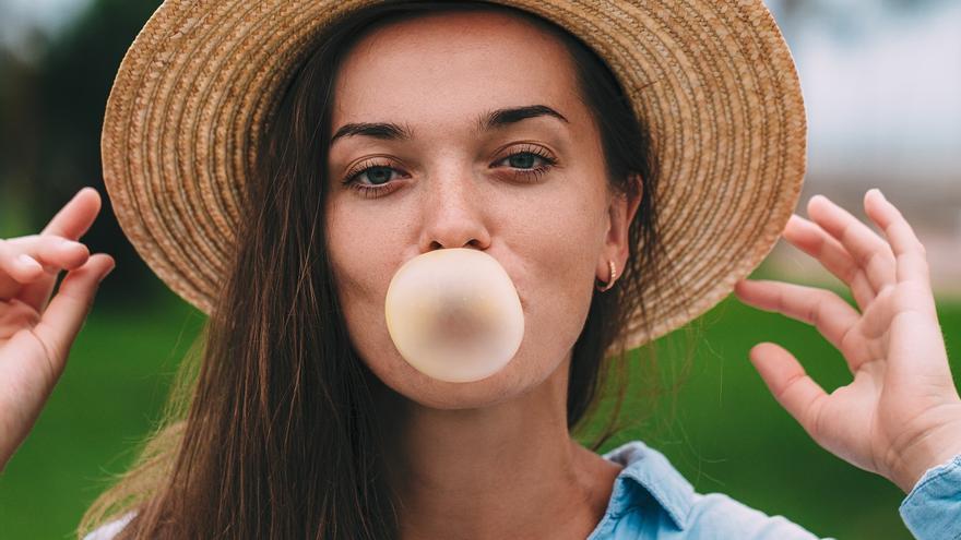 Dientes blancos, colutorio, chicles... los dentistas desmontan seis mitos peligrosos para la salud