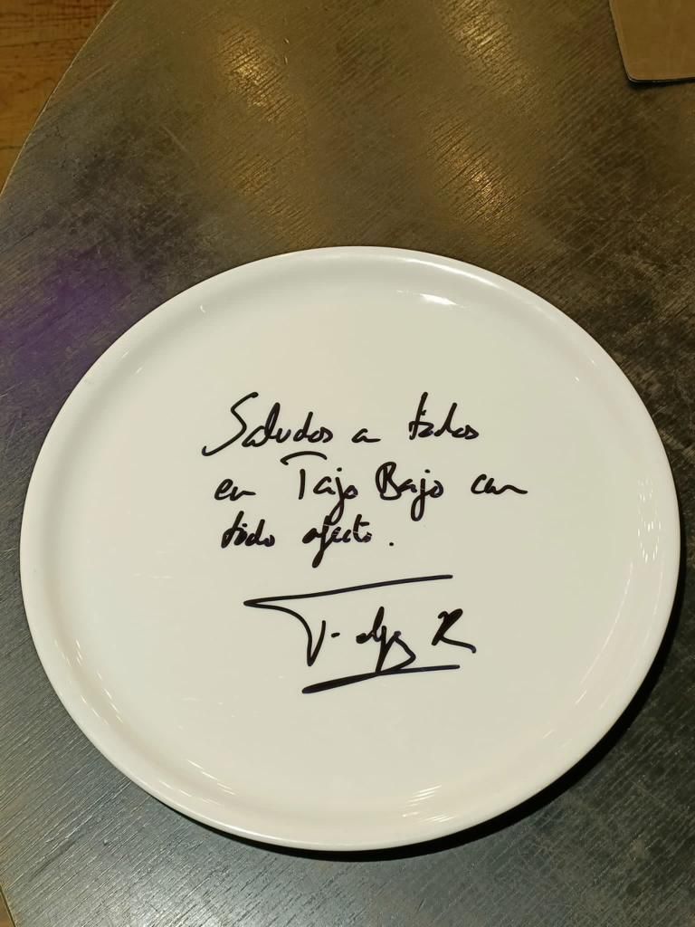 Plato firmado por Felipe VI