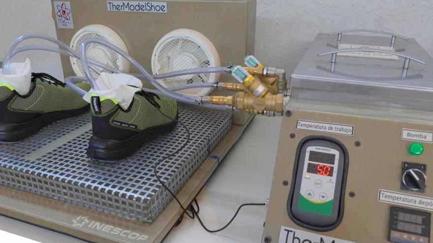 Investigadores del Inescop realizando pruebas con una cámara de termografía infarroja.  | INFORMACIÓN