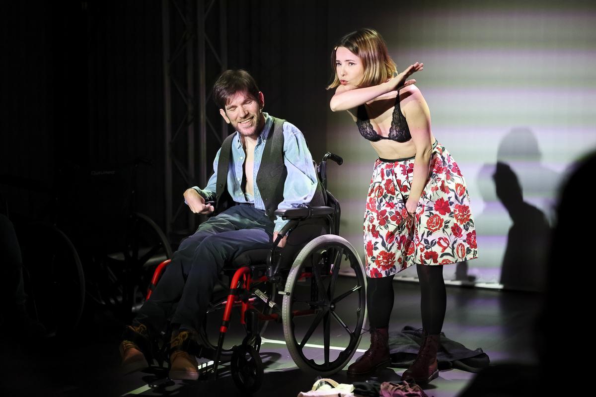 Miren Arrieta y Telmo Irureta en "Sexpiertos", este viernes en el Arniches de Alicante