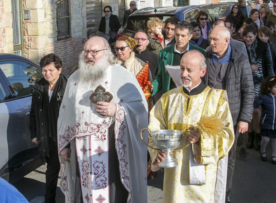 Los ortodoxos celebran en Alicante el bautismo de Jesús con la bendición del mar y con el rito de nadar en busca de la cruz
