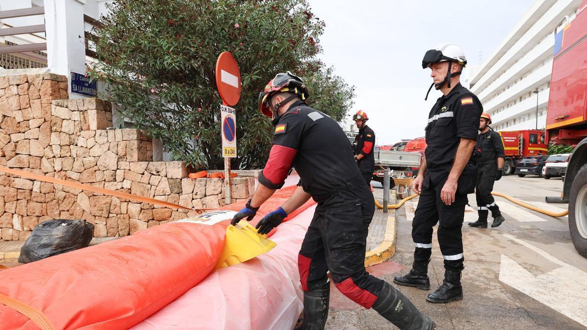 Servicios de emergencias trabajando para paliar los desastres de la dana del pasado octubre