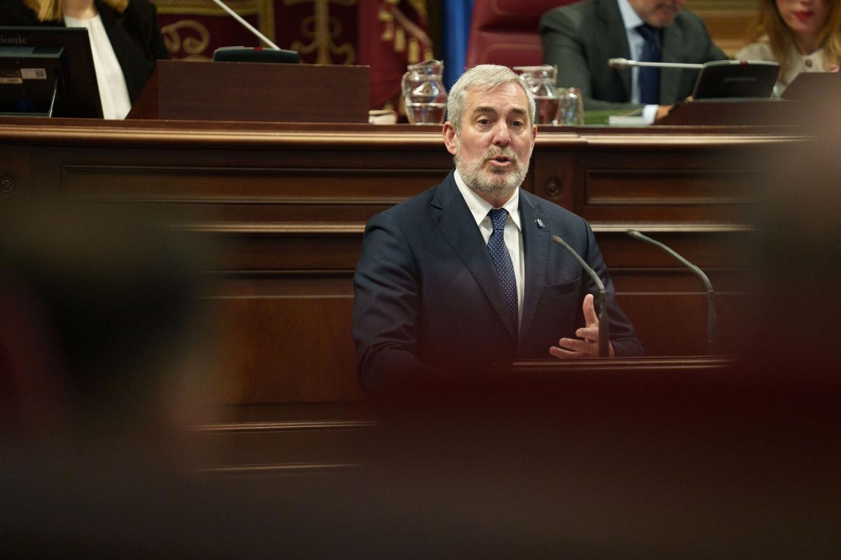 El presidente de Canarias, Fernando Clavijo, durante el debate general sobre el estado de la nacionalidad canaria que se celebra este martes en el Parlamento de Canarias.