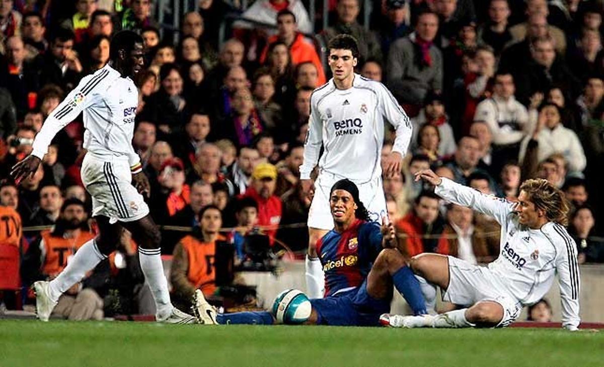 Acoso a la estrella azulgrana.Ronaldinho se lamenta tras sufrir una falta, rodeado por Diarrá, Higuaín y Salgado. 10 de marzo del 2007.
