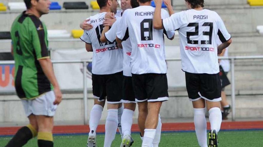 Richard, Prosi y Nacho López felicitan a Javi Sánchez tras uno de sus goles en el Caudal-Universidad de la temporada 2011-12.