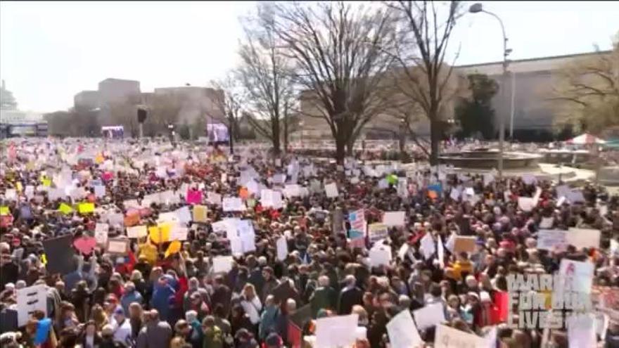 Miles de personas se manifiestan en Washington por un mayor control de las armas