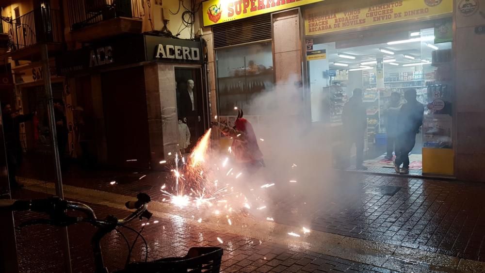 Se enciende una revetla de Sant Sebastià aguada por la tormenta Gloria