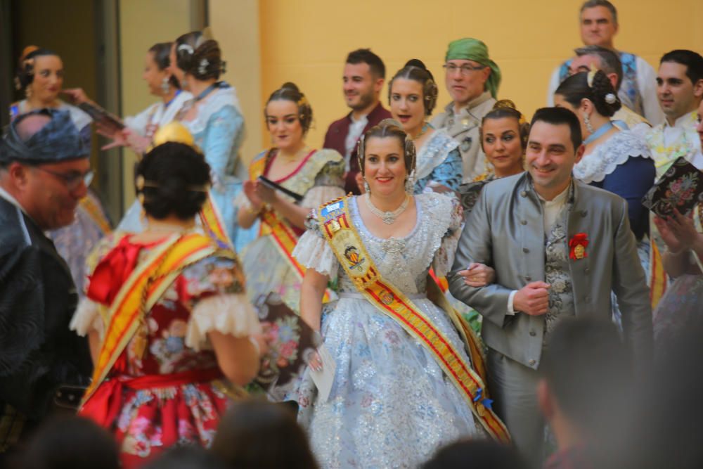 Intercambio de fotos con la fallera mayor e imposición de bunyols d'or