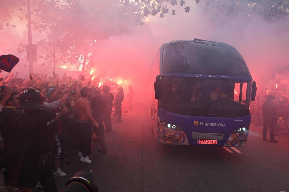 Llegada del bus de los jugadores del FC Barcelona