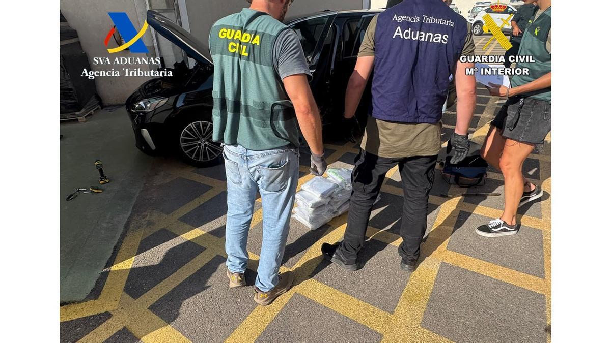 Agentes de la Guardia Civil y del Servicio de Vigilancia Aduanera durante el registro del coche cargado de droga en el Port d'alcúdia.