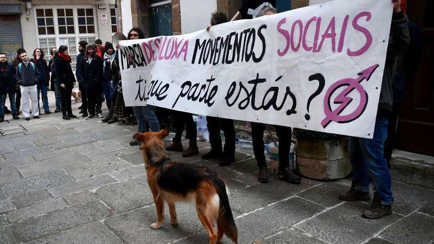 Concentración de apoyo a la okupación de la antigua Comandancia, este martes en la Ciudad Vieja.