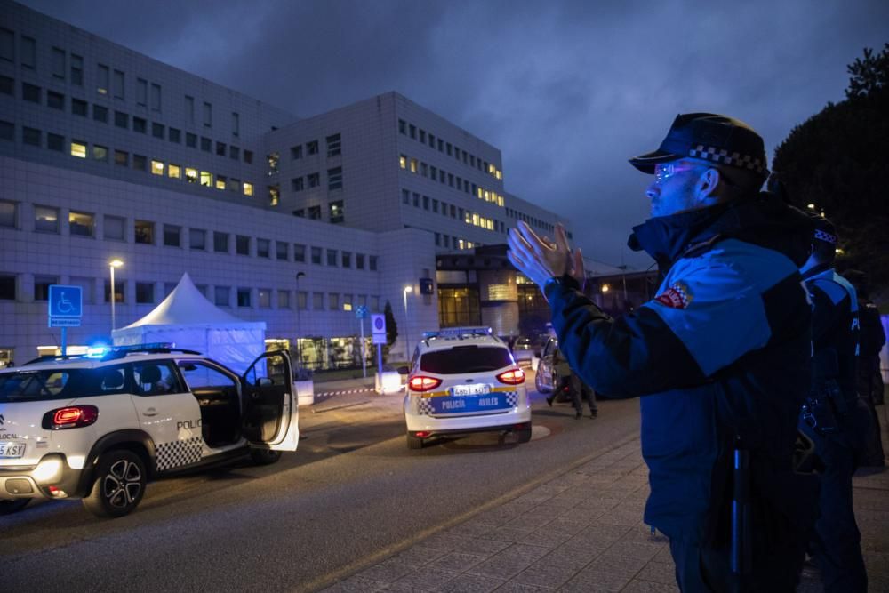 Homenaje de la Policía al personal sanitario en el