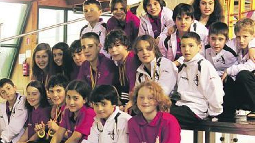 Alevines y benjamines del Club Natación Las Anclas. / lne