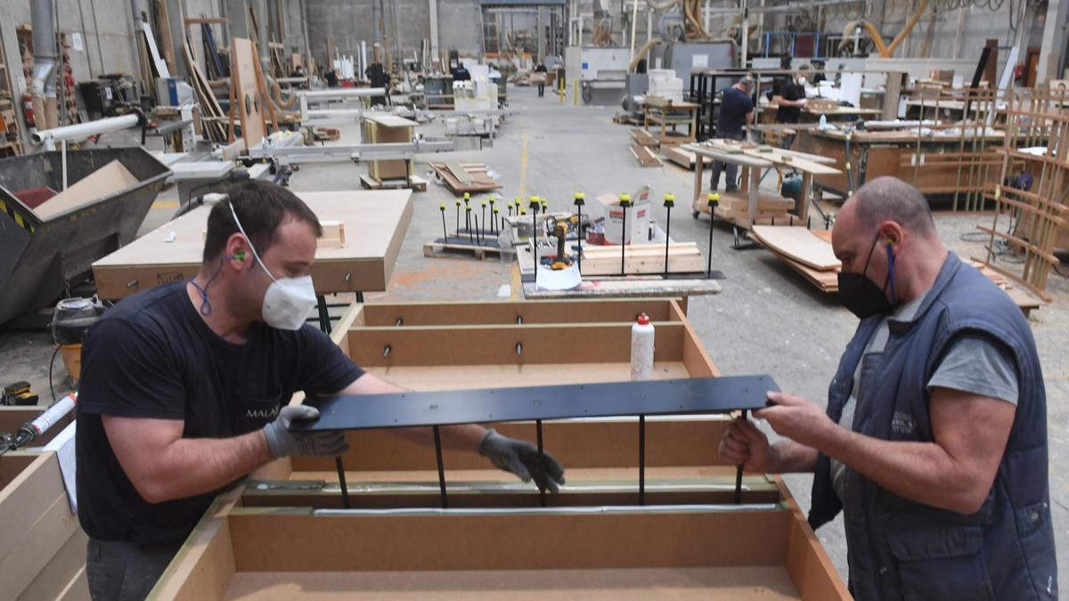 Dos trabajadores de Malasa, en el taller de la empresa en Cerceda